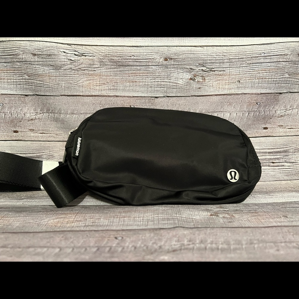 Lululemon Everywhere Belt Bag
